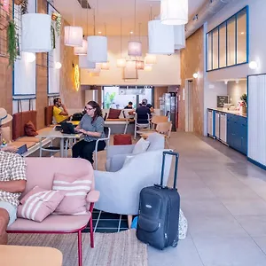  بيت شباب Latroupe Poblenou